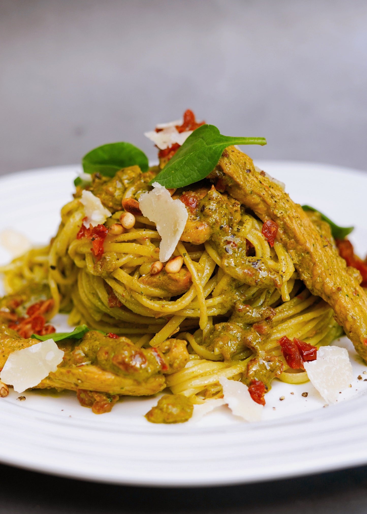 Linguines au pesto d’épinards, aux tomates séchées et au blanc de volaille