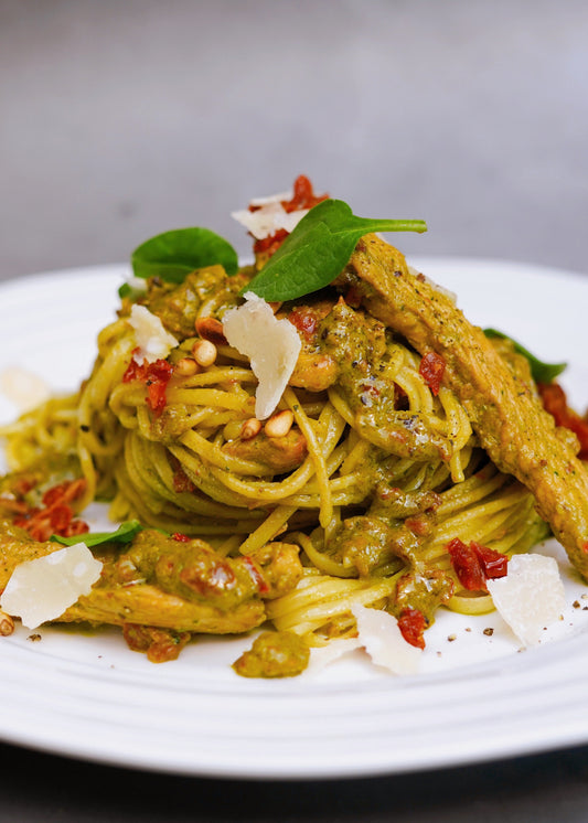 Linguines au pesto d’épinards, aux tomates séchées et au blanc de volaille