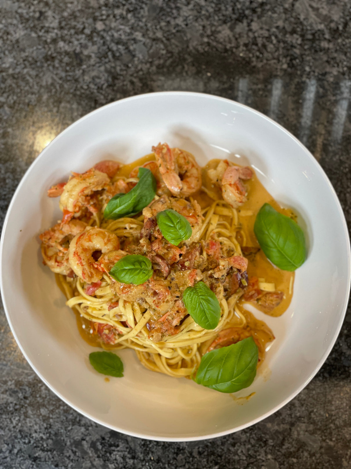 Linguines de crevettes sautées, pesto de chardonnay et chorizo