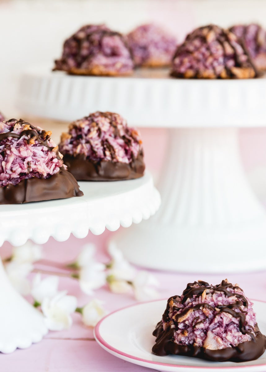 Macarons de coconut, mûres et chocolat noir