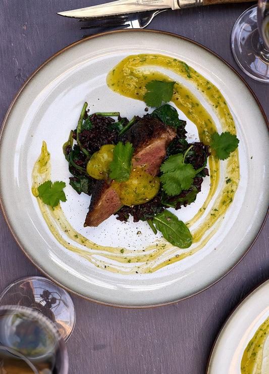 Magret de canard poêlé, sauce à la mangue, gingembre confit et curry rouge
