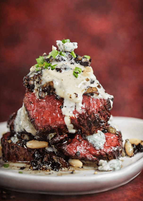 Millefeuilles de filet mignon, duxelles de champignons aux pignons et au brie fondant