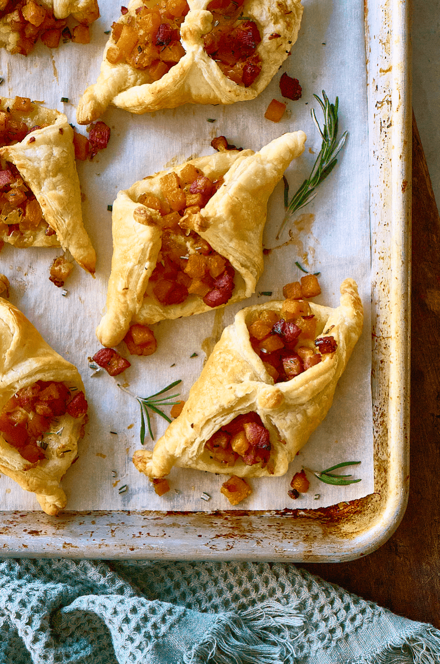 Mini tourte à la courge rôtie, prosciutto et oignons caramélisés