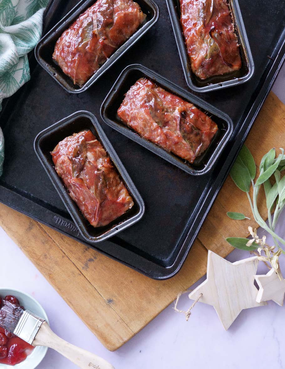 Minis pains de viande enveloppés de prosciutto, glaze à la cerise