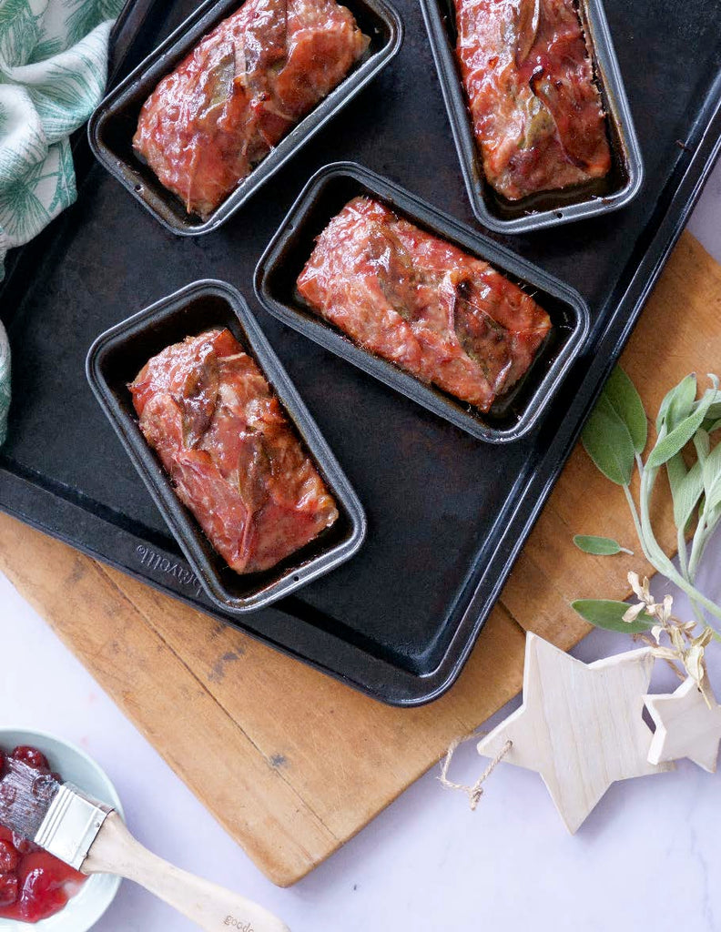Minis pains de viande enveloppés de prosciutto, glaze à la cerise