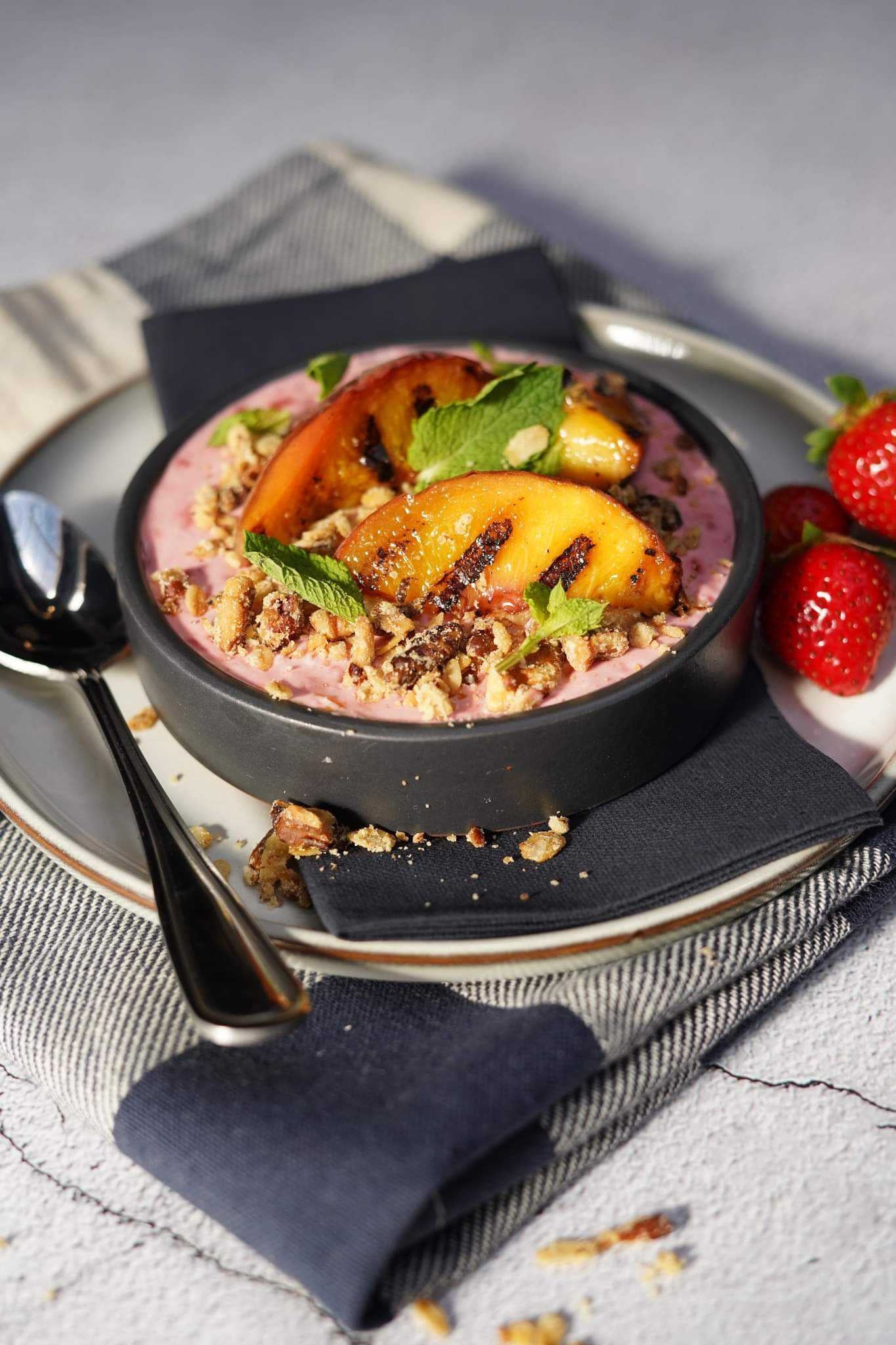 Mousse aux fraises, pêches grillées et croustillant de noix