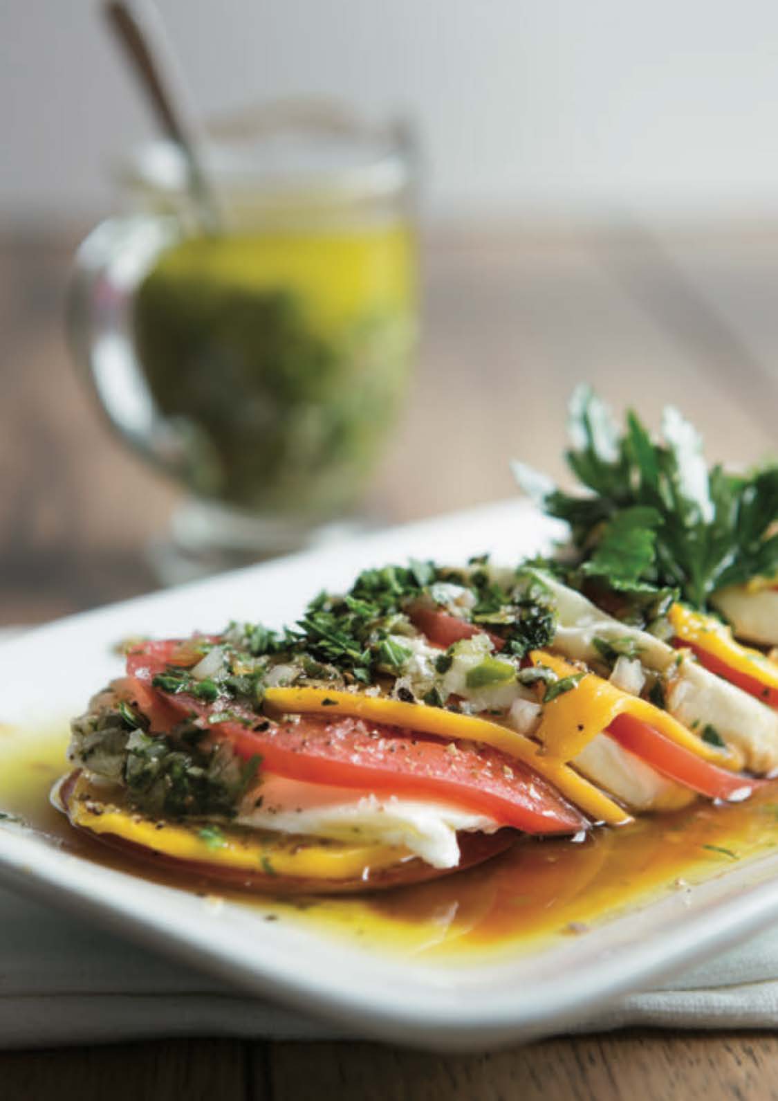 Mozzarella di Bufala à la tomate, mangue et persillade