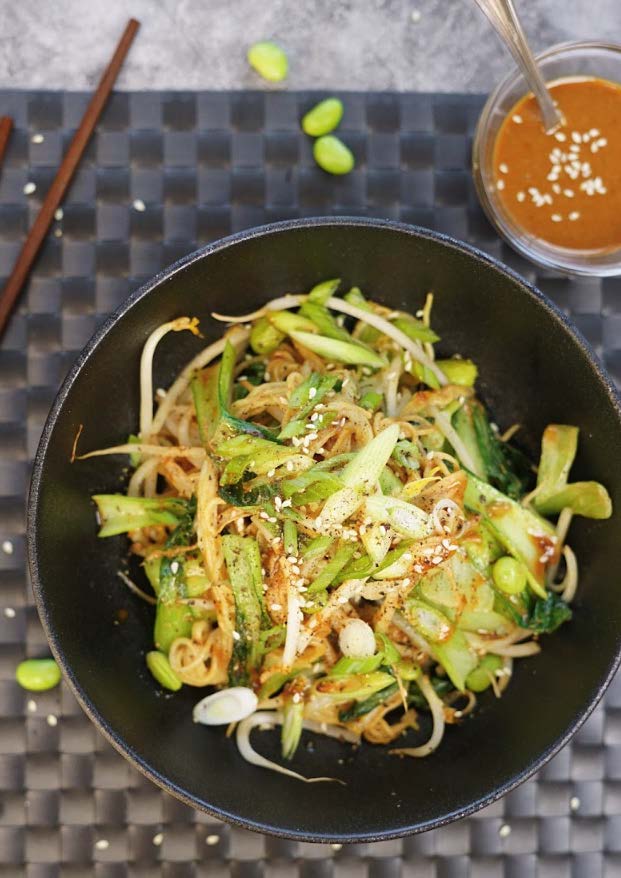 Nouilles sautées aux fèves germées, edamames, bok choy et sauce crémeuse au sésame