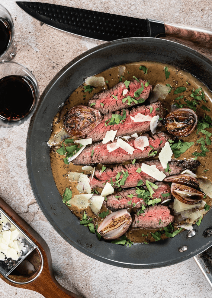 Onglet de bœuf, sauce crémeuse à l’ail et au parmesan