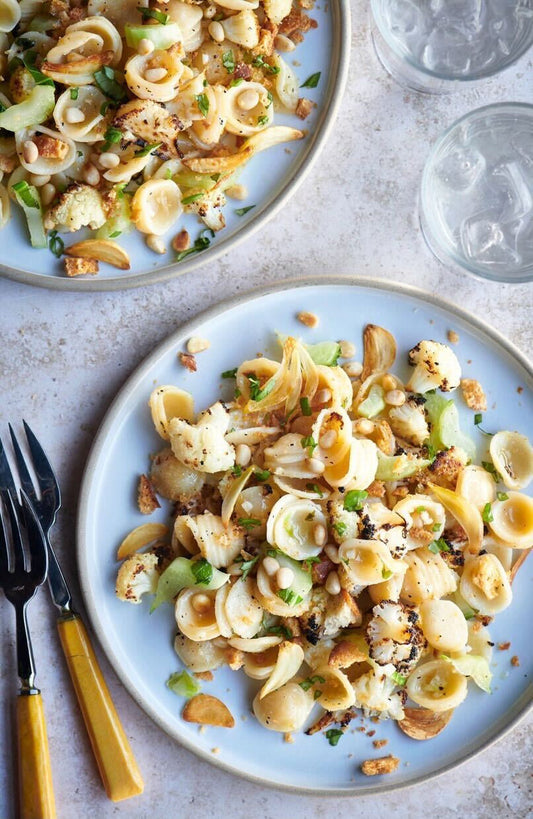 Orechiettes aux choux fleurs rôti, noix de pins et fromage