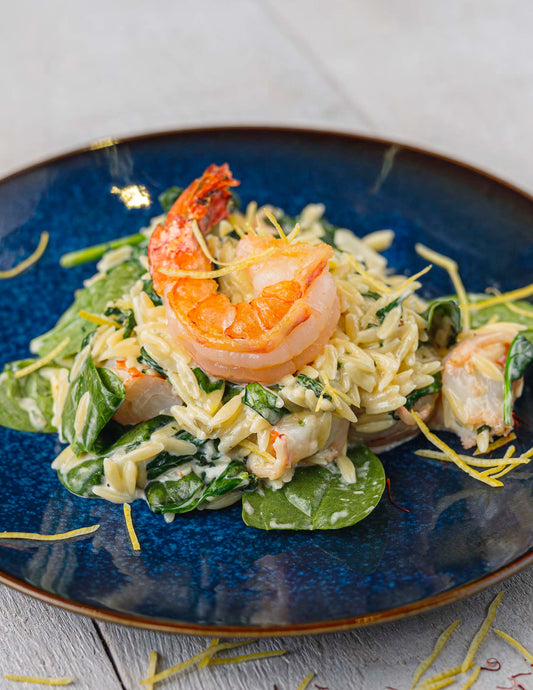 Orzo aux crevettes, au beurre à l’ail, aux zestes, tombée d’épinards