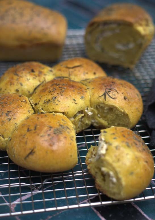 Pain brioché à la citrouille, fromage de chèvre et herbes fraîches