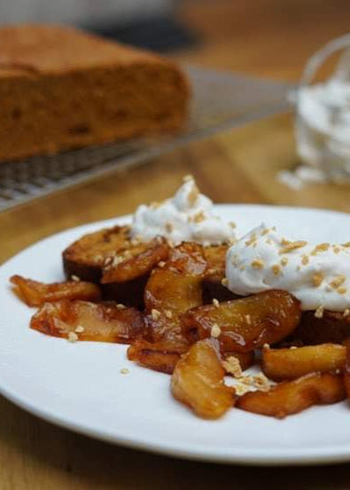 Pain d'épices aux pommes caramélisées, crème à l'érable