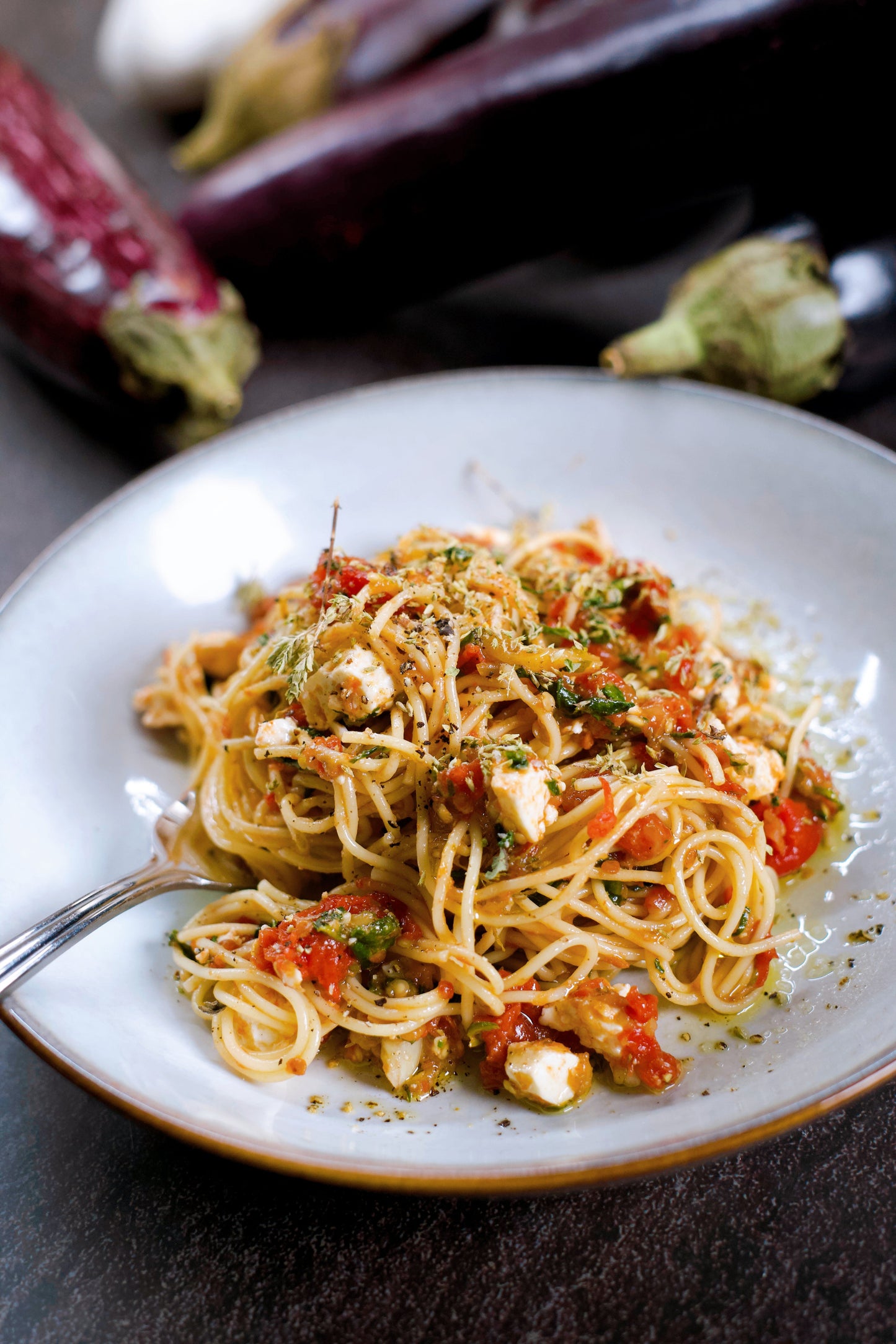 Pâtes aux tomates, caviar d’aubergine, ail rôti et herbes fraîches