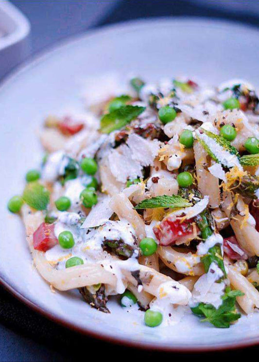 Pâtes courtes, lardons, asperges, petite pois, parmesan et herbes fines