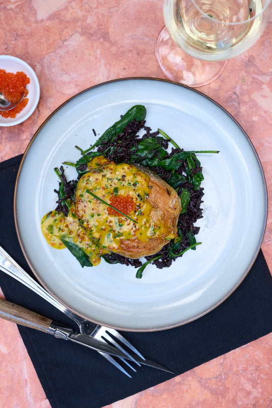 Pavé de saumon poêlé, beurre blanc au safran, œufs de poisson et ciboulette