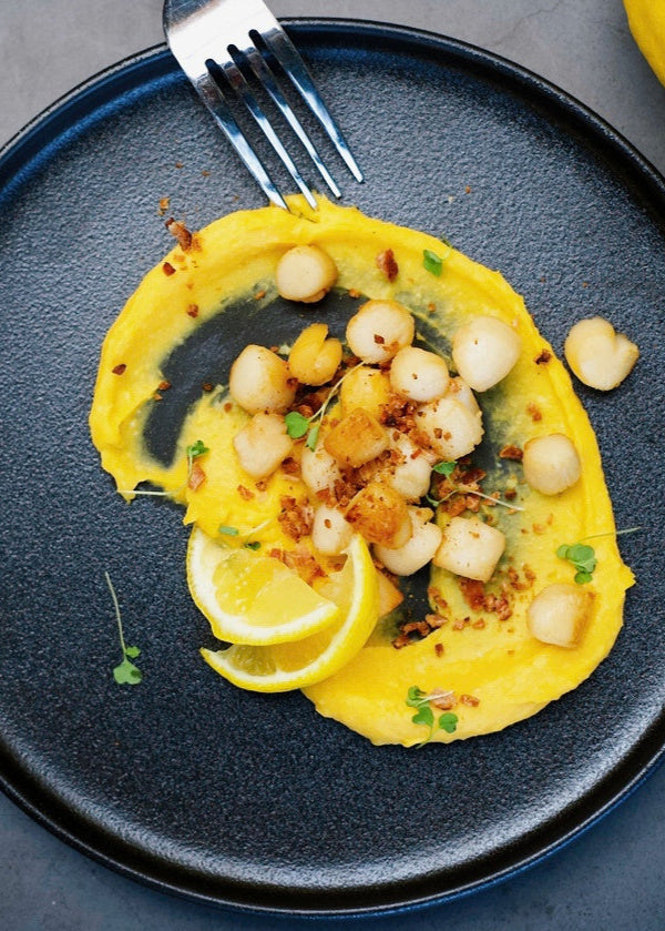 Pétoncles de baies sautées, purée de courge musquée au gingembre, croustillant de bacon