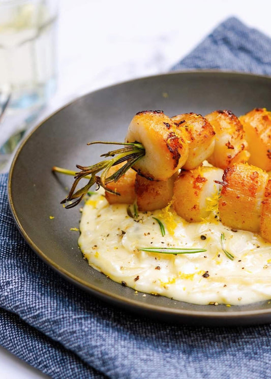 Pétoncles poêlés, compoté d'oignons doux et de pommes au cheddar vieilli