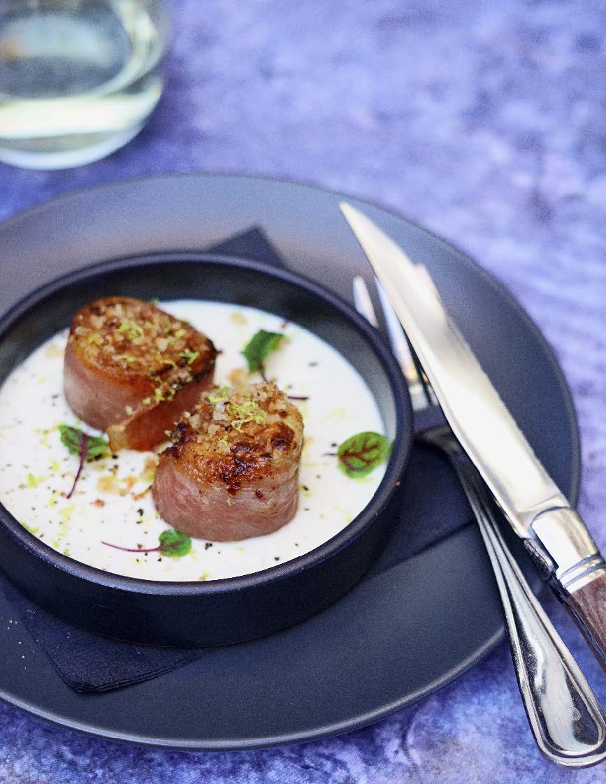 Pétoncles poêlés en croûte de prosciutto, crémeuse aux gingembre, érable et lime