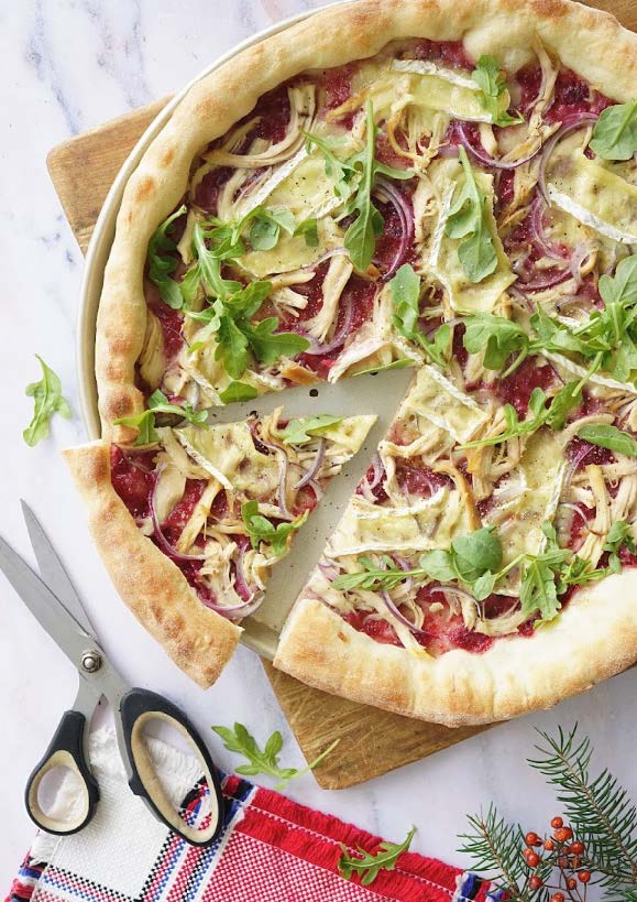 Pizza aux restes de dinde, sauce canneberge, fromage de brie