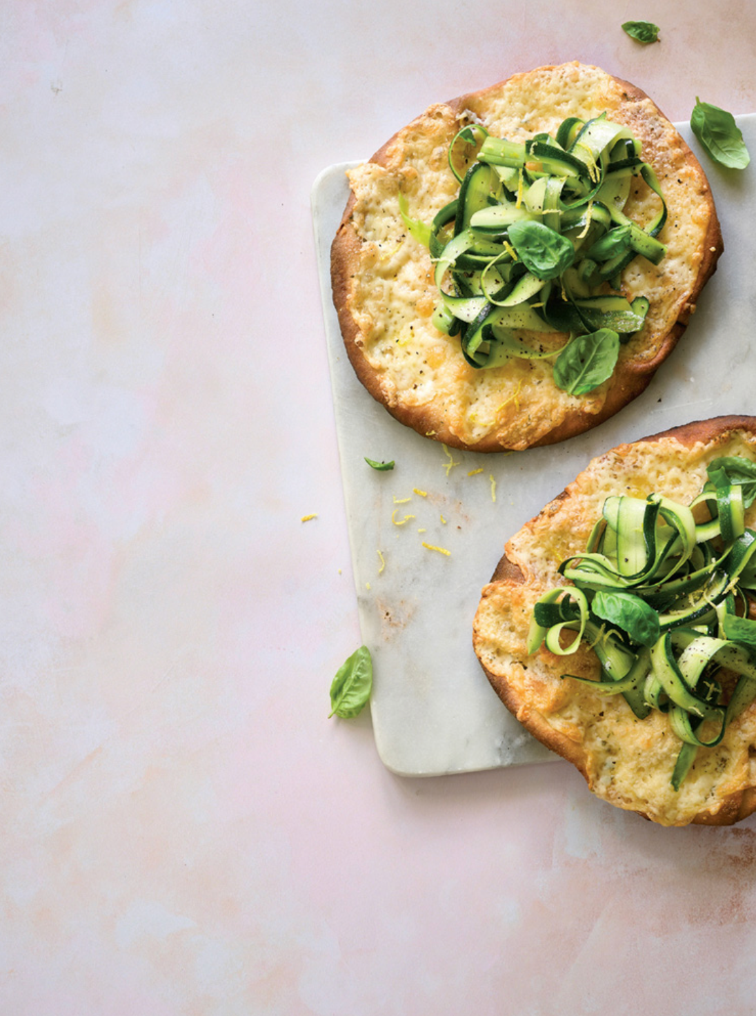 Pizza naan aux 3 fromages, courgettes et basilic