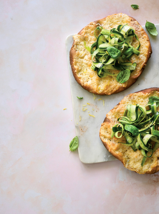 Pizza naan aux 3 fromages, courgettes et basilic