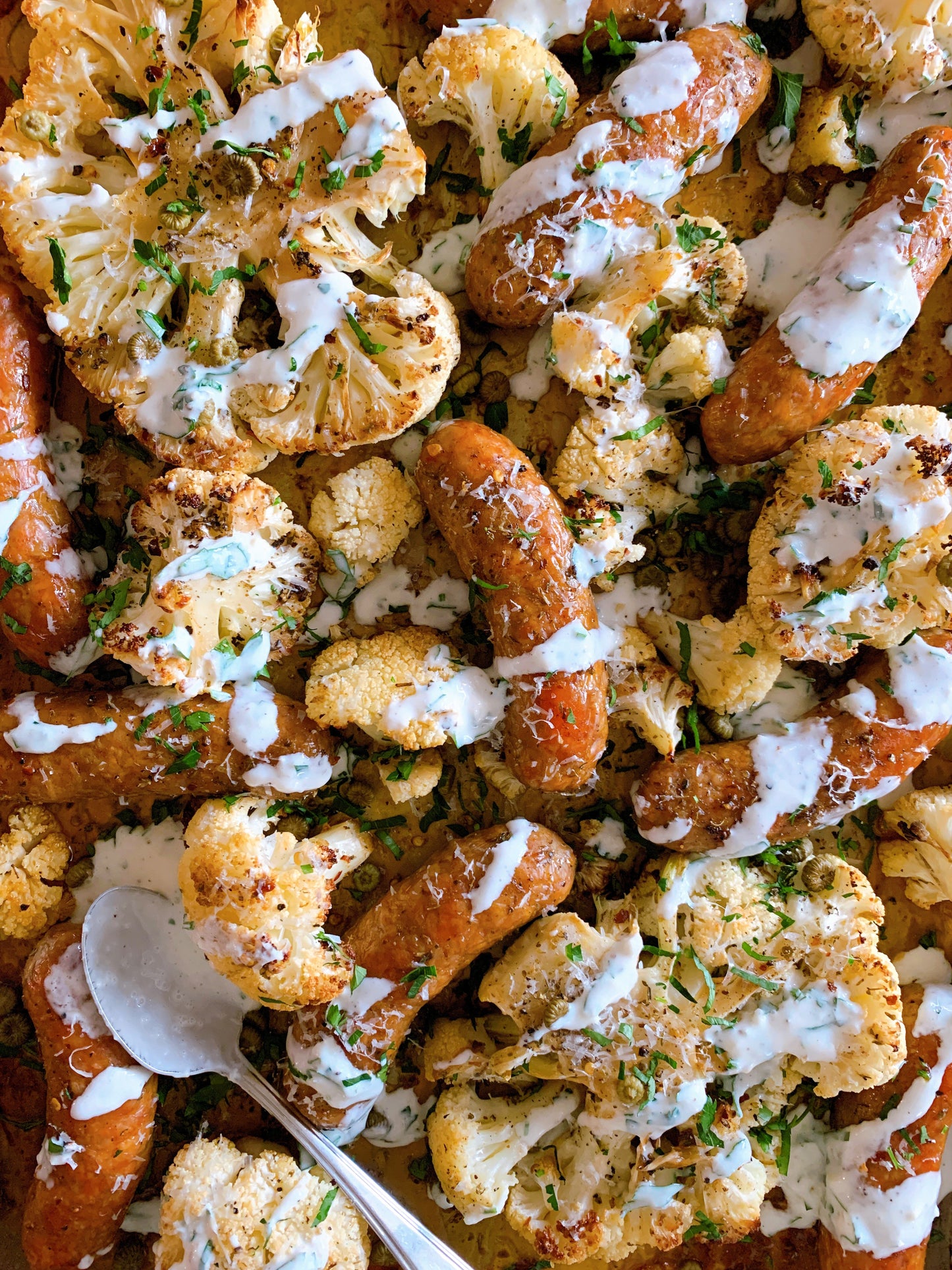 Plaque de chou-fleur et saucisses rôties, sauce au babeurre