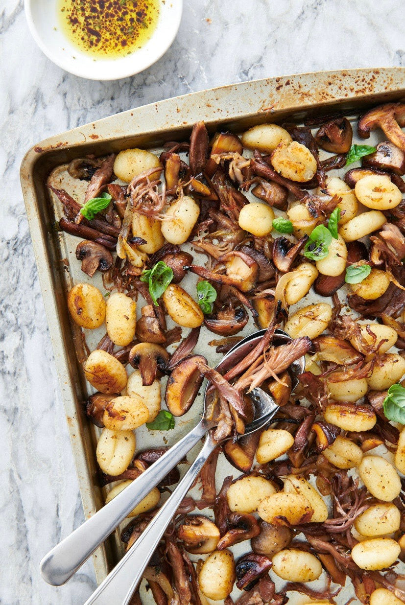 Plaque de gnocchi croustillants, champignons et canard confit