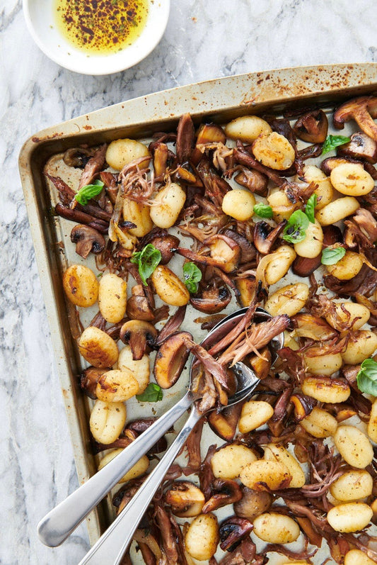 Plaque de gnocchi croustillants, champignons et canard confit