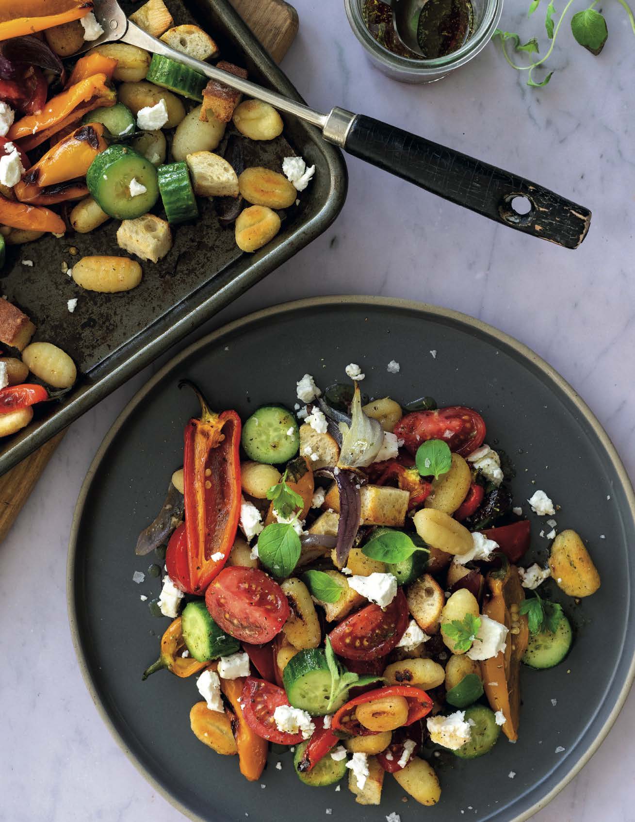 Plaque de gnocchis aux poivrons et aux oignons rôtis, style panzanella au fromage de chèvre