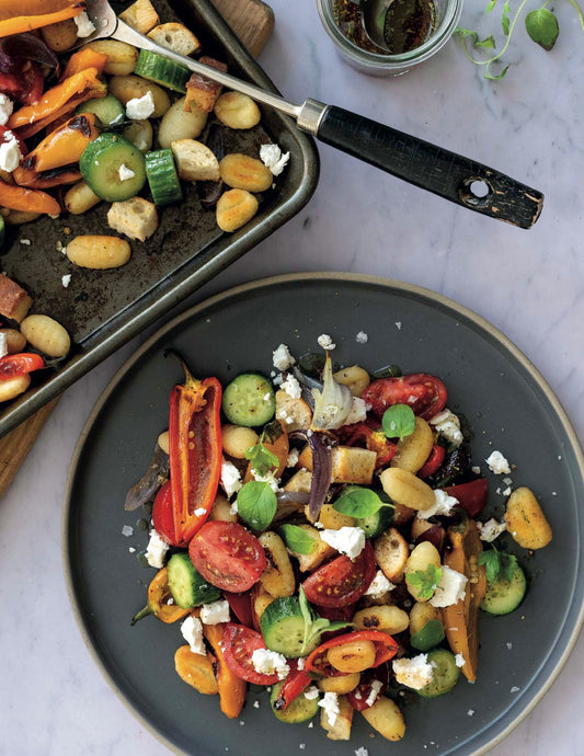 Plaque de gnocchis aux poivrons et aux oignons rôtis, style panzanella au fromage de chèvre
