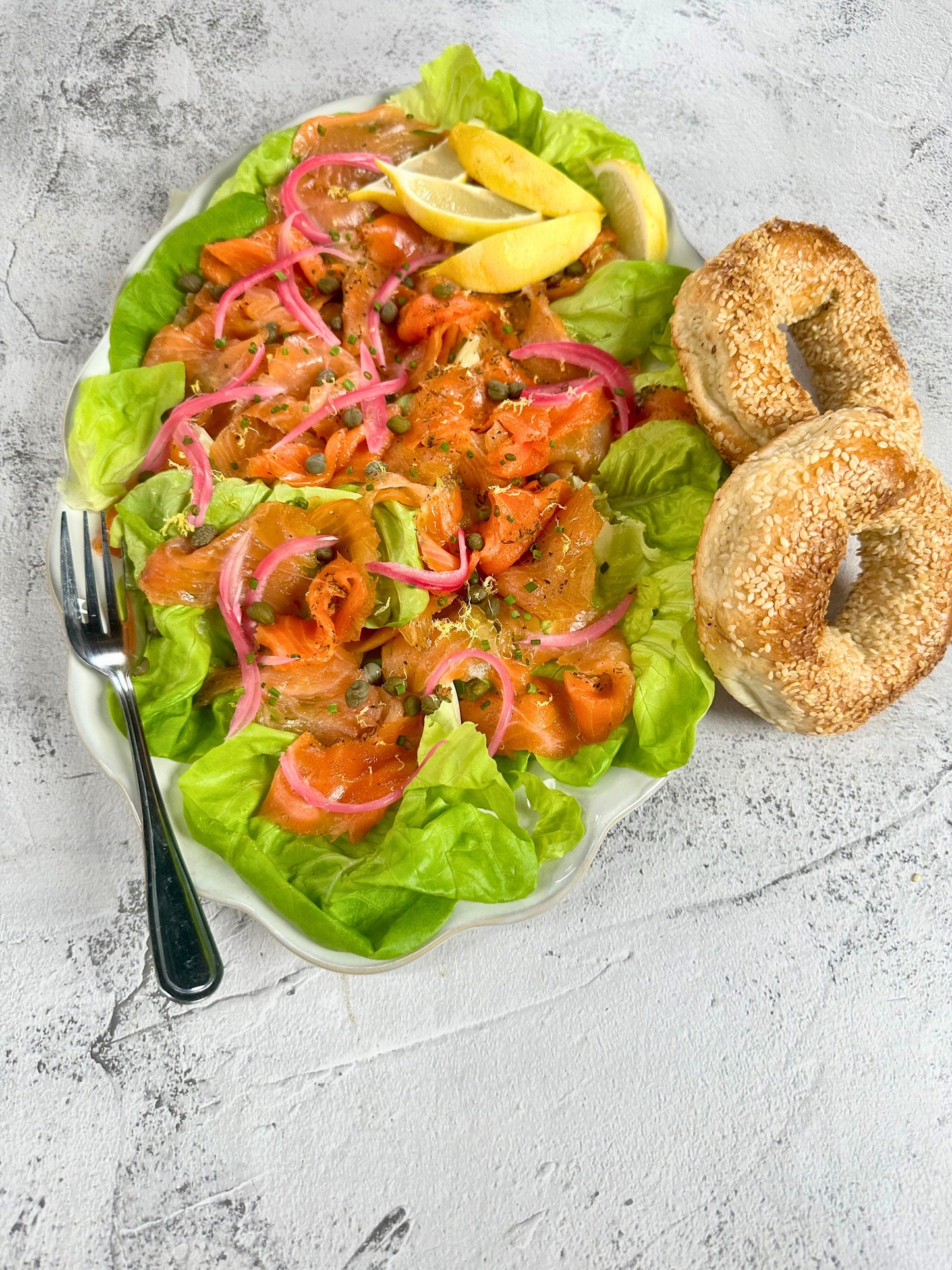 Plateau de saumon fumé, oignons marinés, câpres et citron