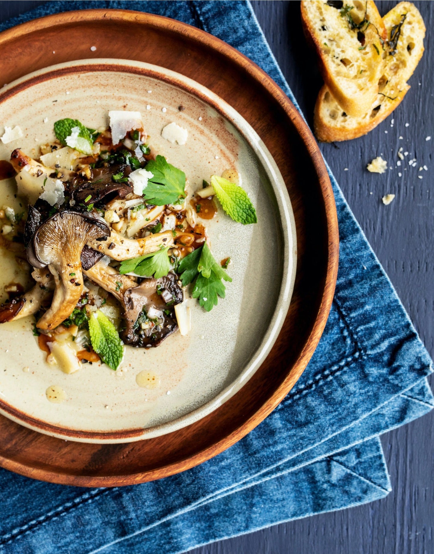 Pleurotes grillés au jus de viande, persillade à la menthe et copeaux de pecorino