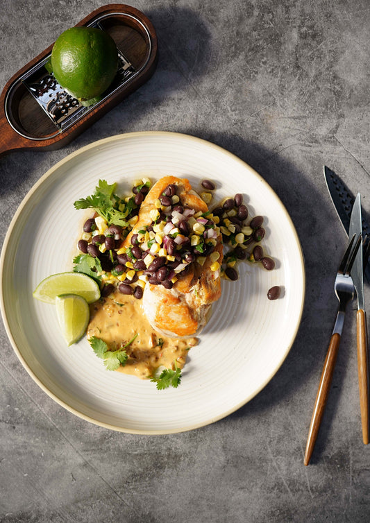 Poitrine de poulet au chipotle crémeux, maïs grillé et haricots noirs