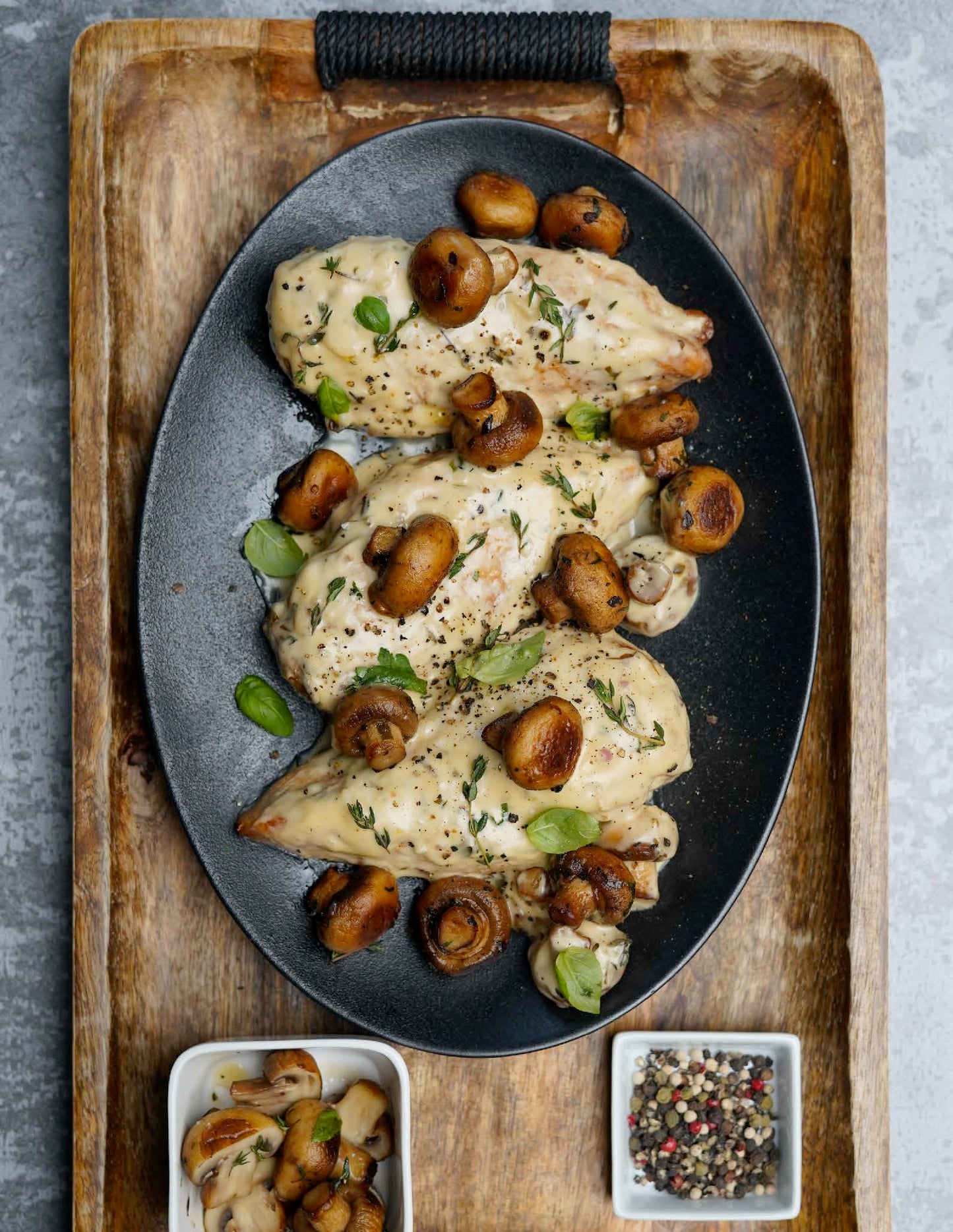 Poitrines de poulet à la crème de champignons aux herbes fines