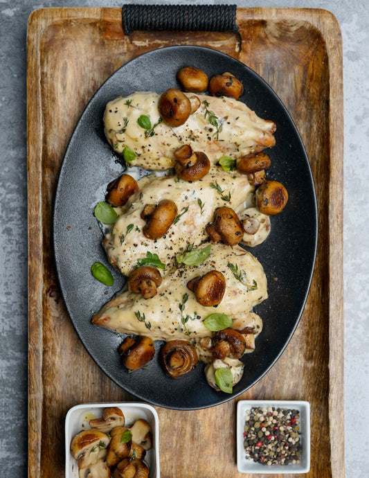Poitrines de poulet à la crème de champignons aux herbes fines