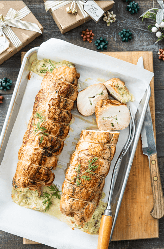 Poitrine de dinde farcie au fromage nordique, herbes fraîches et sauce aux airelles