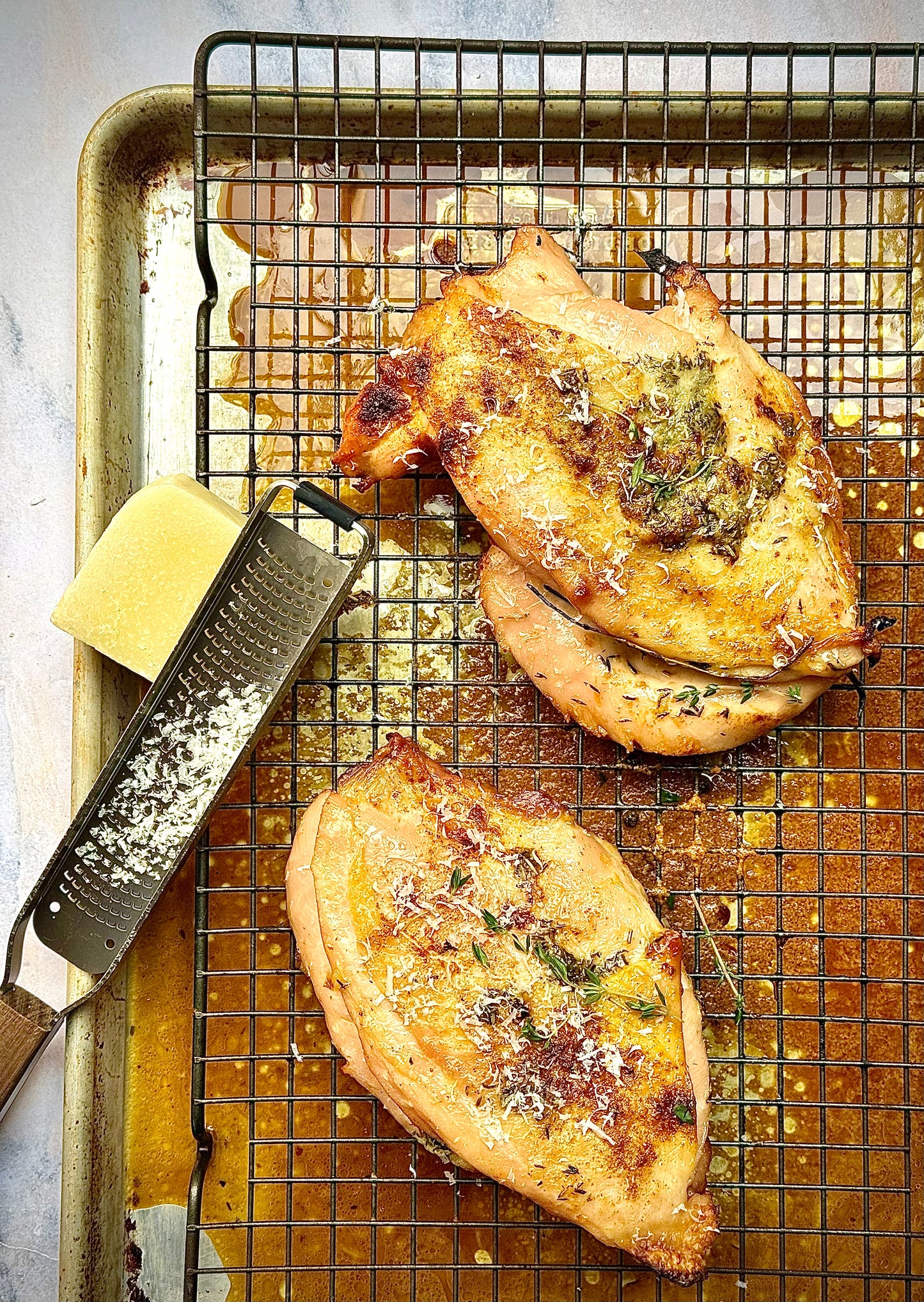 Poitrines de dindon rôties, beurre aromatisé au pecorino, jus au vin blanc