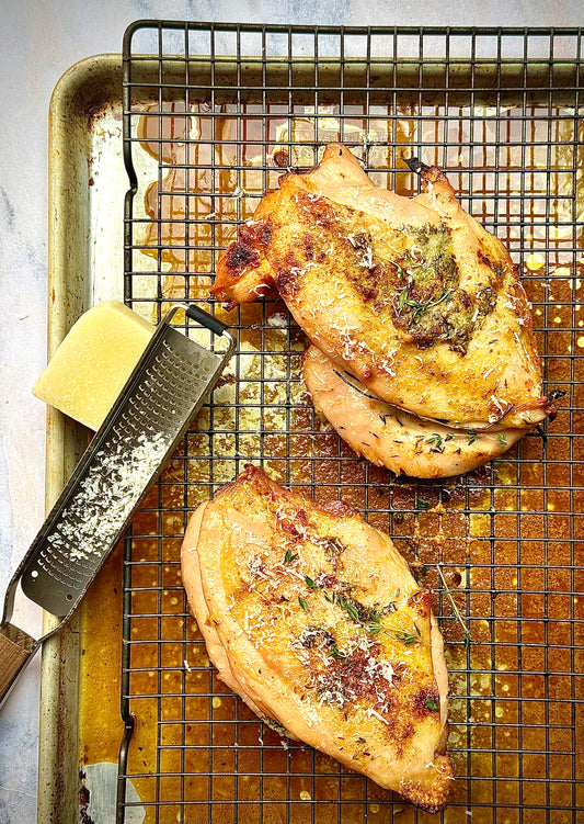 Poitrines de dindon rôties, beurre aromatisé au pecorino, jus au vin blanc