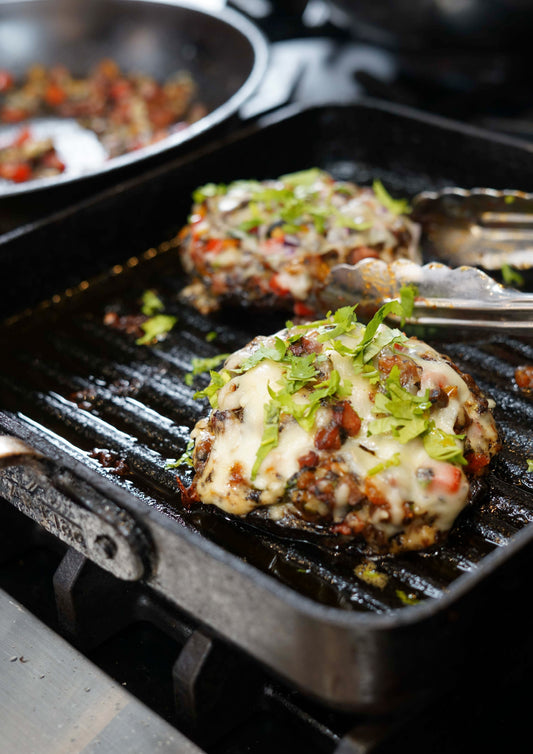 Portobellos grillés, farcis au chorizo et poivrons