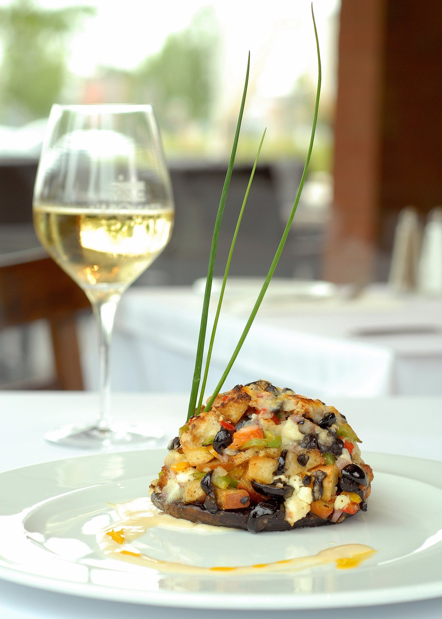 Portobellos grillés farcis au fromage de chèvre frais et aux petits légumes