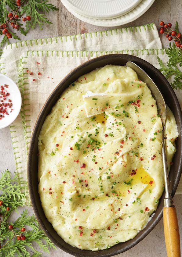 Purée de pommes de terre à la crème de brie, poivre rose et aromates