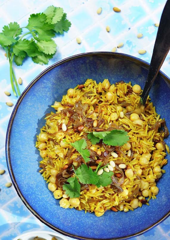 Riz au safran à la grecque, pois chiches et oignons caramélisés