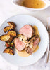 Rôti de filet de veau au miel et au poivre rose, sauce au brie