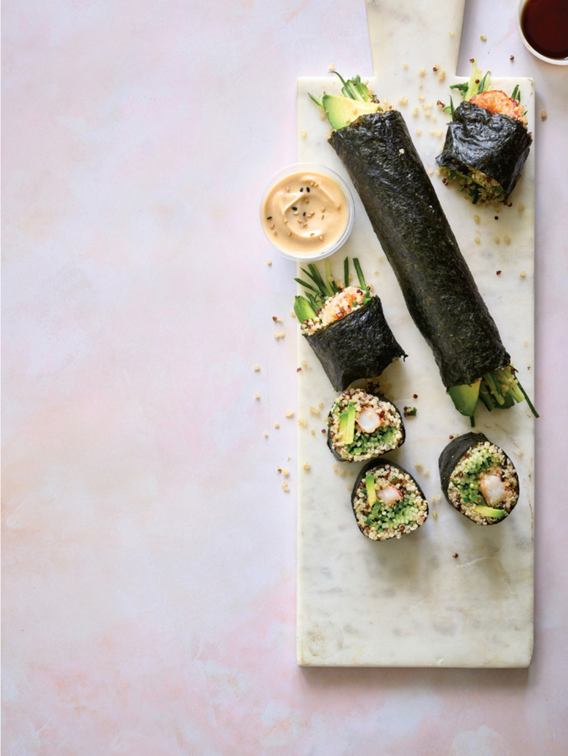 Rouleaux de sushi, quinoa et crevettes