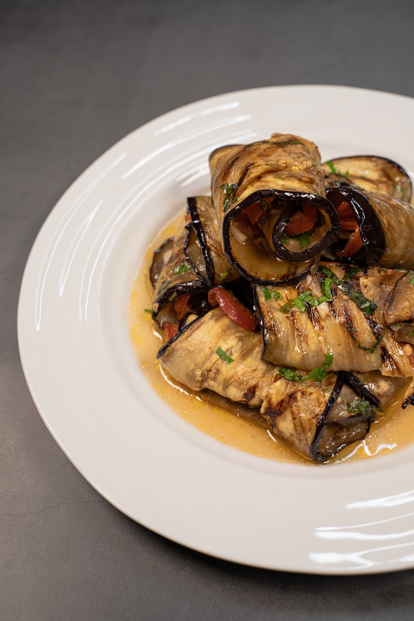 Roulés d’aubergine grillée et fines herbes au parfum d’Italie