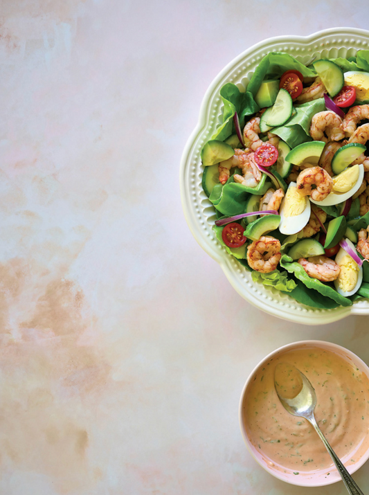 Salade Louie aux crevettes à l’ail, œufs, avocat et mayo rosée