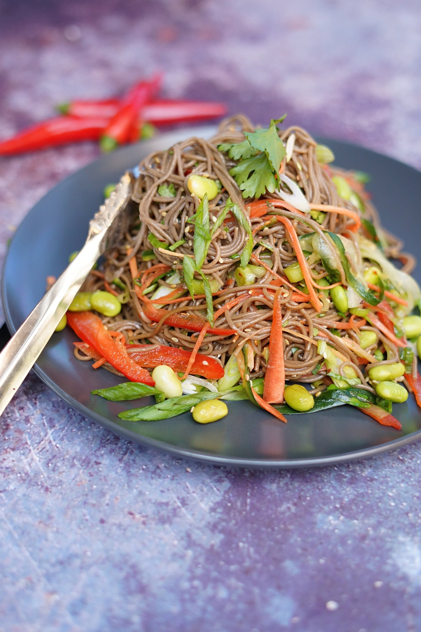 Salade de nouilles soba et de légumes croquants