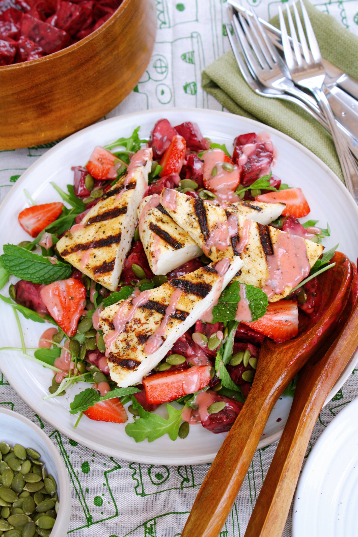 Salade de betteraves, fraises et fromage halloumi grillé