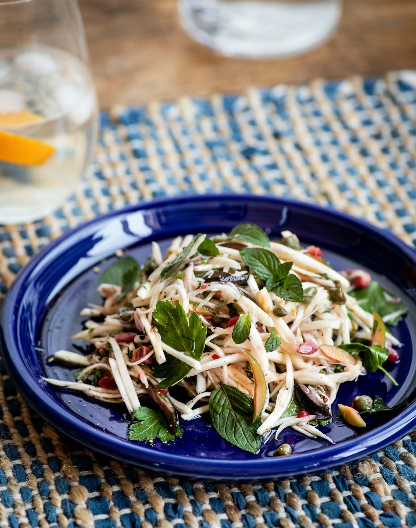 Salade de céleri-rave aux olives et aux fines herbes